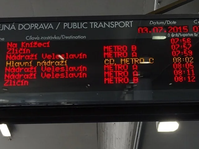 Digitális utastájékoztató kijelző az induló járatok adataival