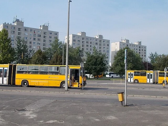 Több autóbusz várakozik a pályaudvar peronjain indulásra készen